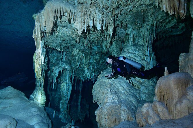 2 dives in Cenote Dos ojos Certified Divers - Coaching style: how guides help you stay safe and confident