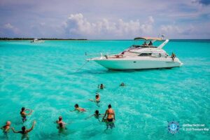 3 Hour Xpu-Ha - 51' Sea Ray Tulum, Playa del Carmen, Riviera Maya - The Xpu-Ha stop: anchor time, swimming options, and the high-dive choice