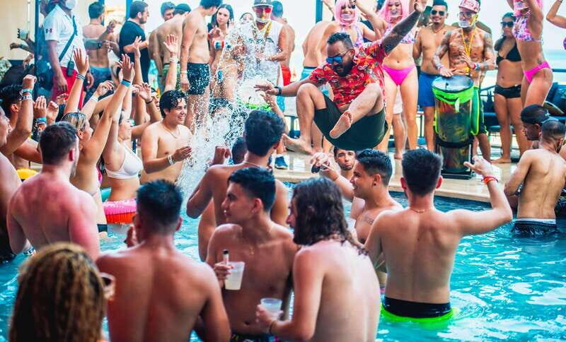 Cancún: Coco Bongo Beach Party Experience - Possible downsides: table sales, upgrade confusion, and door delays