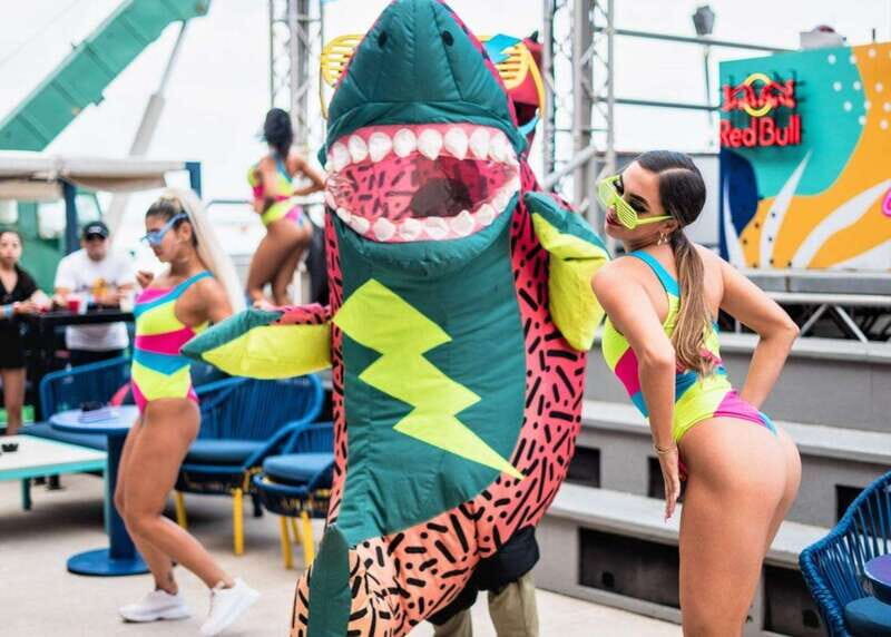 Cancún: Coco Bongo Beach Party Experience - Drinks and snacks with the Caribbean background