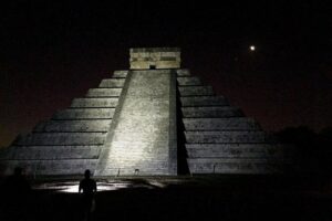 Chichen Itza Sunrise and Cenote Ik Kil from Cancun - Chichén Itzá: 2 hours to see the Mayan city beyond the postcard