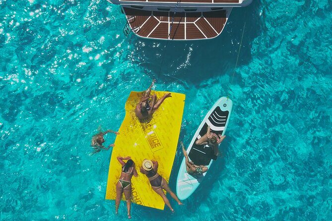 Deluxe Yacht 48FT with FlyBrige Rental in Cancun - Crew service that keeps your day flexible