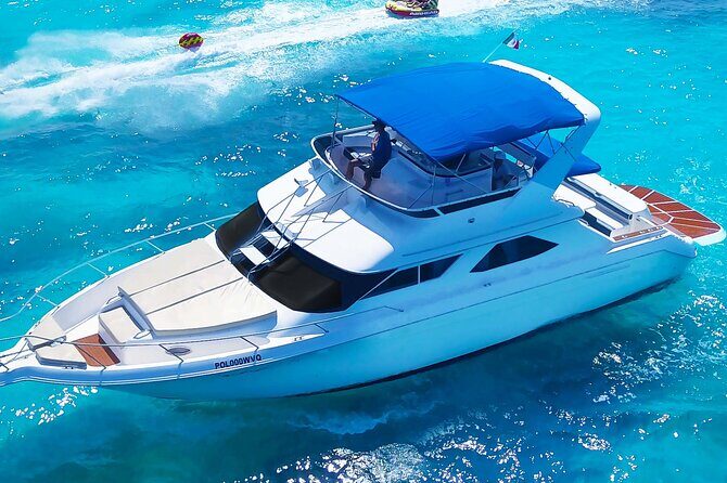Deluxe Yacht 48FT with FlyBrige Rental in Cancun - Inside the yacht: air-conditioned calm plus sunbathing right up front