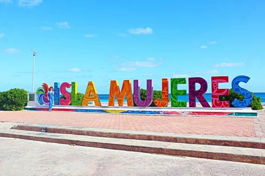 Isla Mujeres: Catamaran Ride with Open Bar, Snorkeling, and Lunch - Boat Group Size and Seating Reality: When the Party Gets Crowded