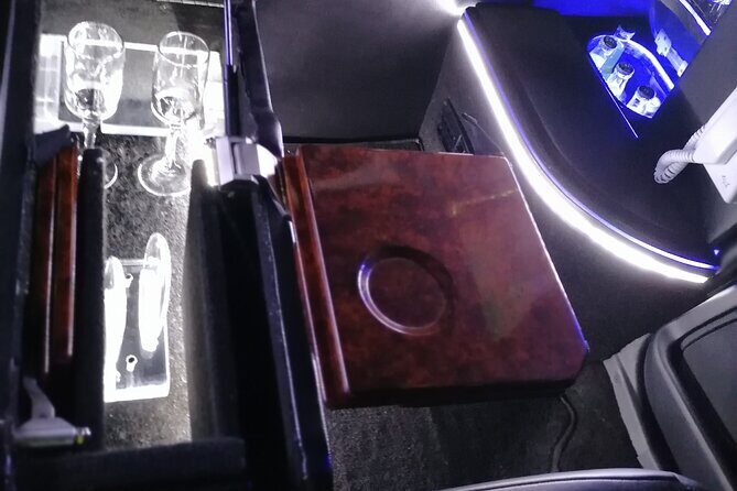 Lincoln Strecth Limousine with Wi Fi on board - Price and value: $144 per group up to 2 for 50 minutes
