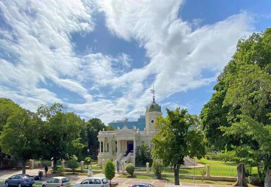Mérida: Panoramic Sightseeing Tour Bus Ticket with 2 Routes - What the ride feels like on the road (and how to survive the sun)