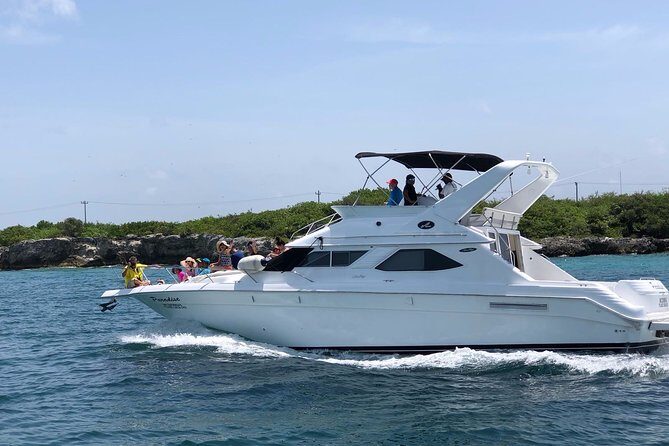 Private SeaRay 47ft Yacht Rental Cancun 23P6 - The crew experience: safety, energy, and keeping the day fun