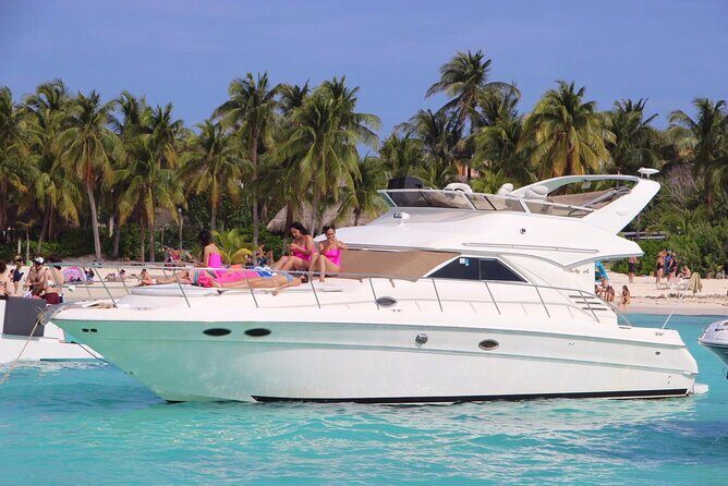 Rent a Private 46ft Yacht in Cancun - The cruise experience: cruising Cancun’s coastline at yacht speed