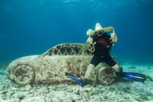 Scuba Diving Under Water Museum and Reef for beginners - What happens at the underwater art stop (MUSA)