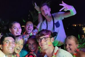 Social PubCrawl Playa del Carmen - Stop 1: Dick and Willys Daiquiri Bar beach-club start and flipcup icebreakers