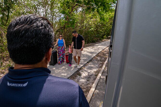 Transporte Privado del aeropuerto de Cancún a Cancún o Riviera - The van, the driver, and reliability you can count on